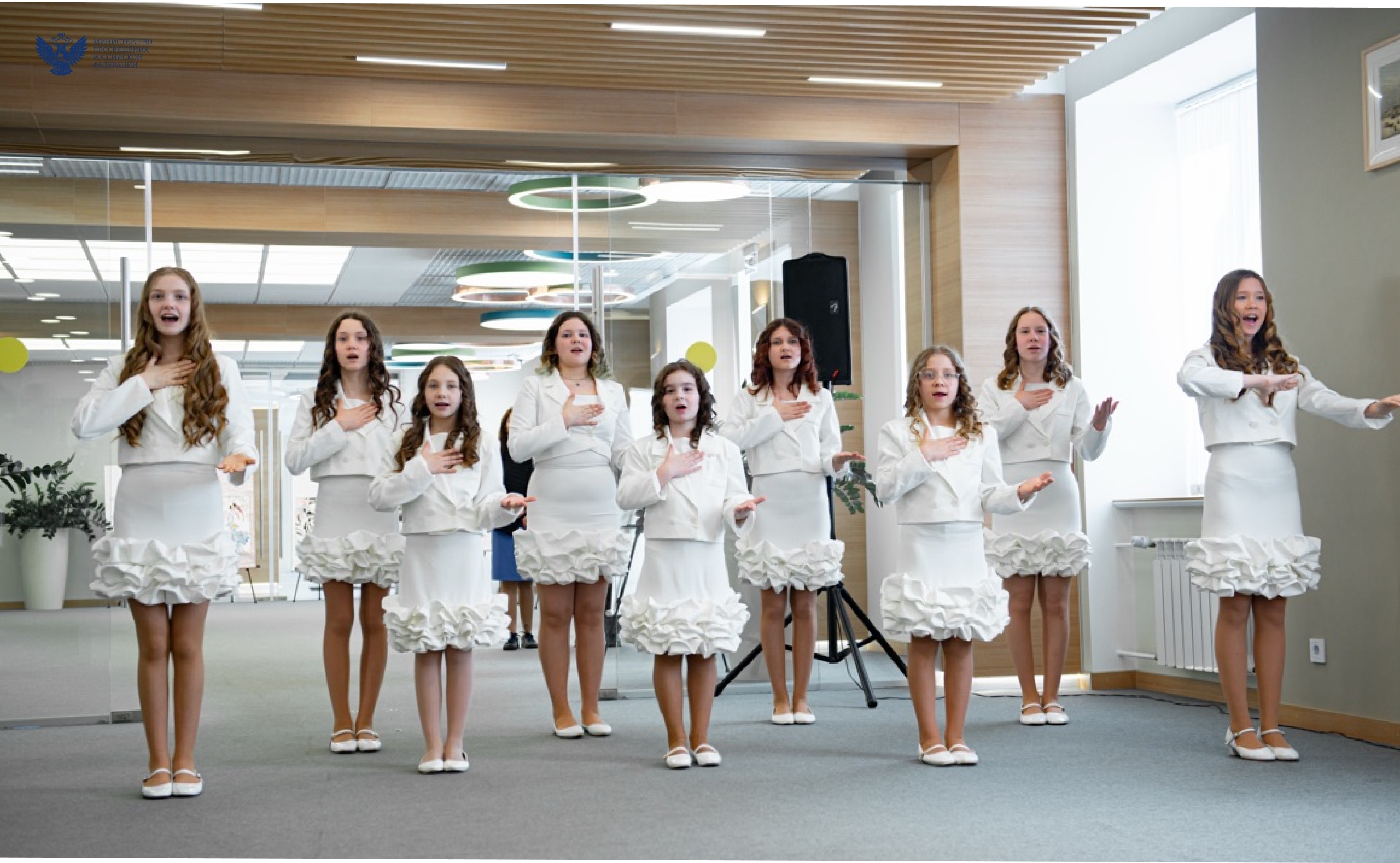 В Минпросвещения России открыли выставку картин, подготовленную детьми с ОВЗ