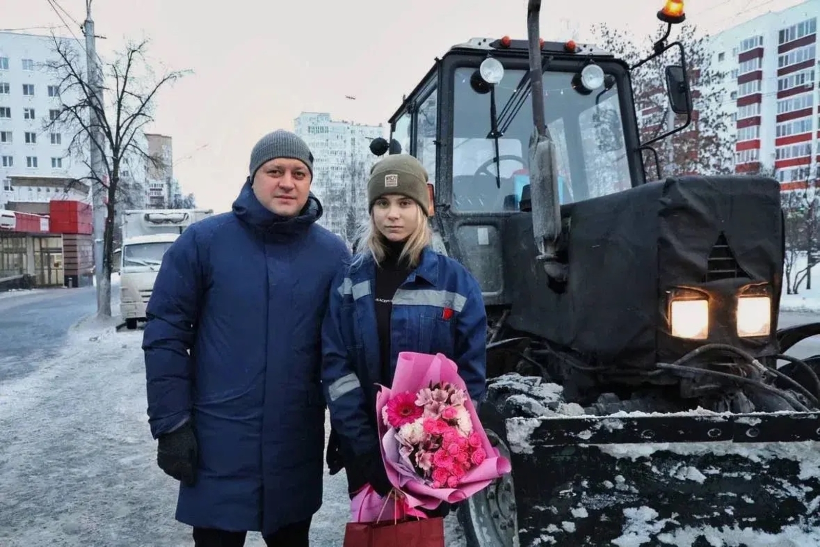 Ратмир Мавлиев поздравил уфимскую трактористку