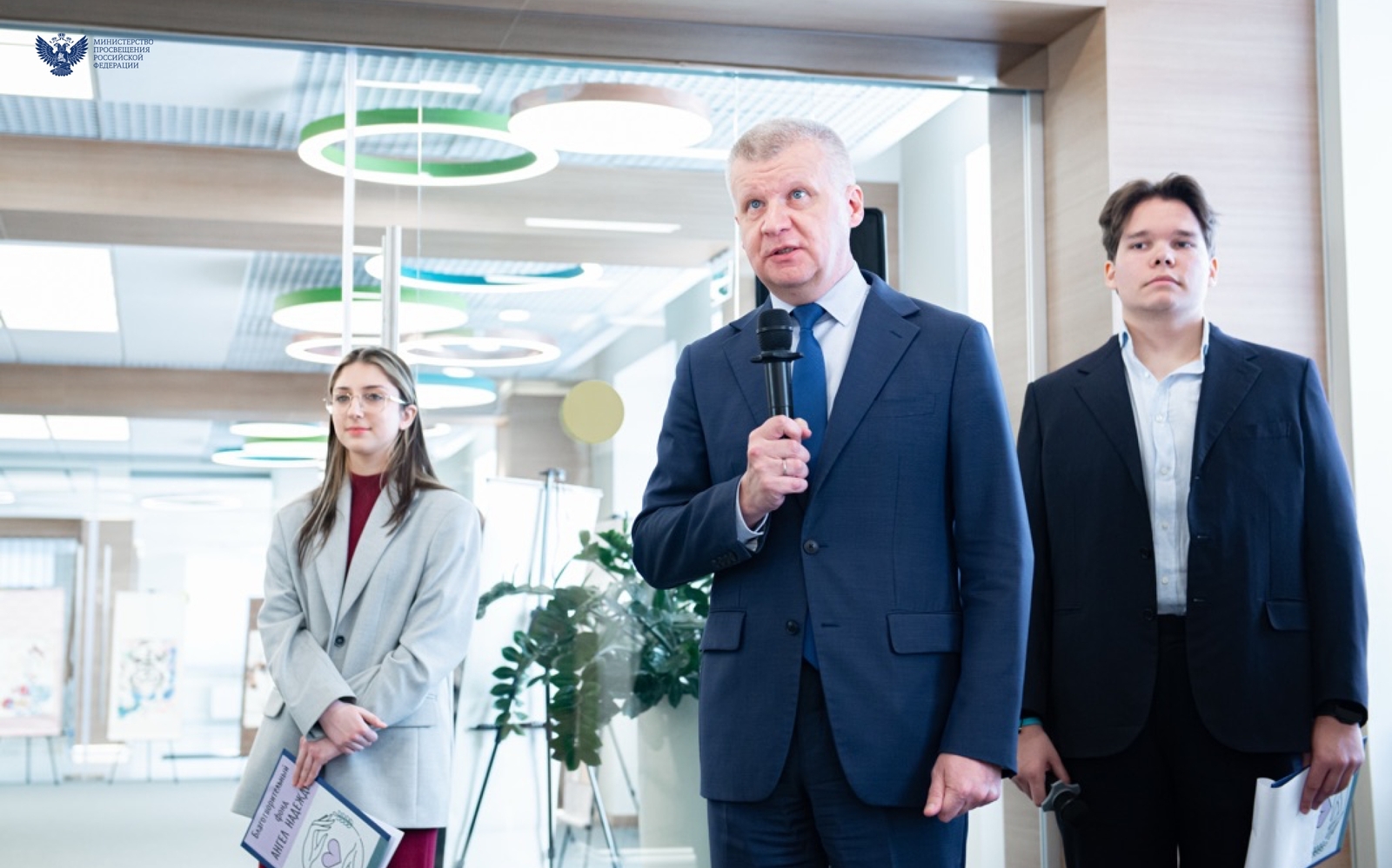 В Минпросвещения России открыли выставку картин, подготовленную детьми с ОВЗ