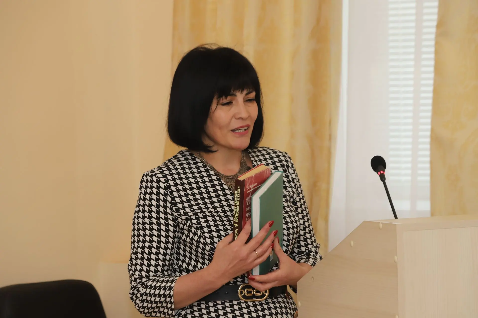 Өфөлә «Башҡорт теле һәм әҙәбиәте йыл уҡытыусыһы» төбәк-ара конкурсы башланды