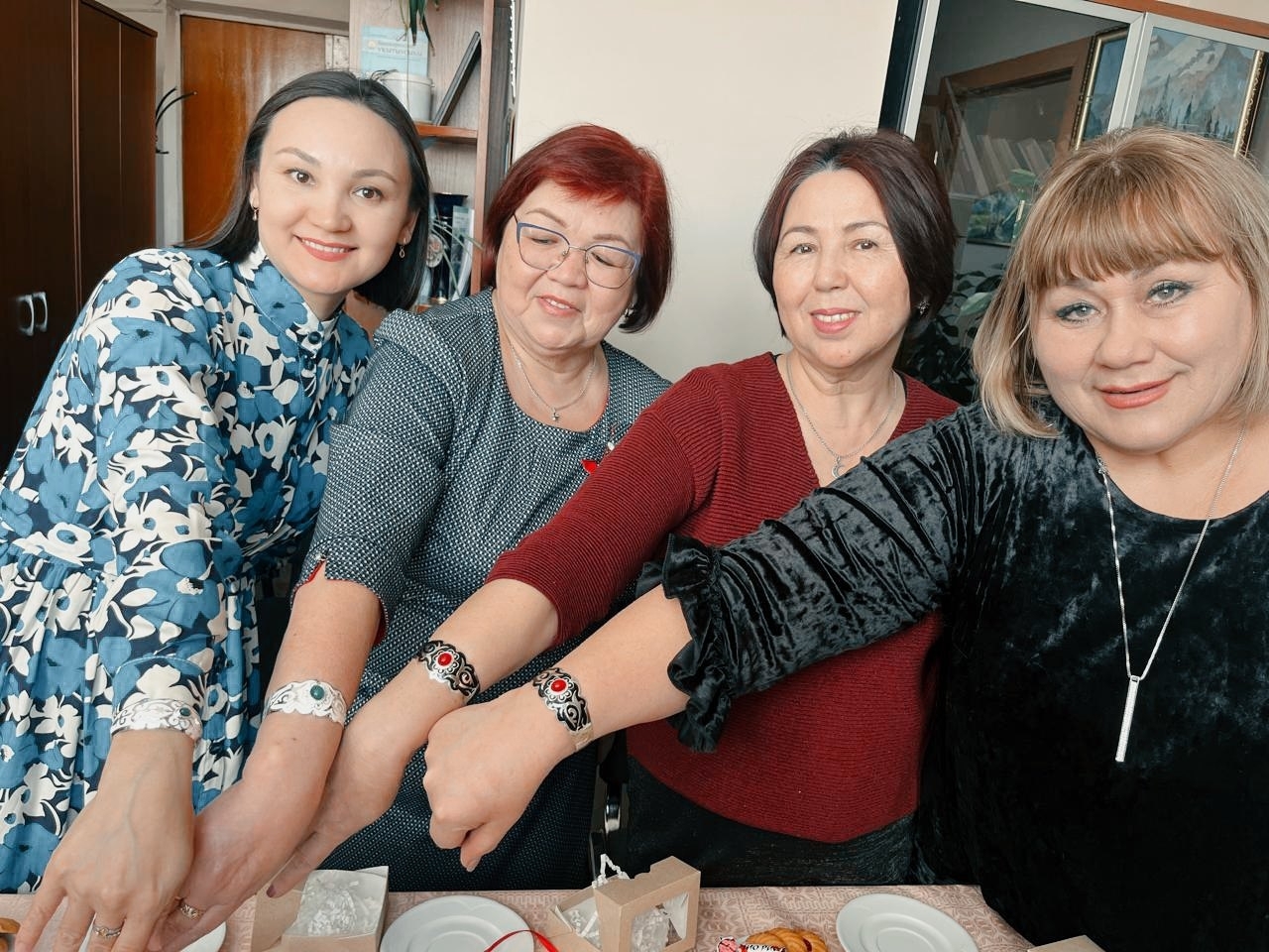 Байрам менән, хөрмәтле гүзәл заттар!