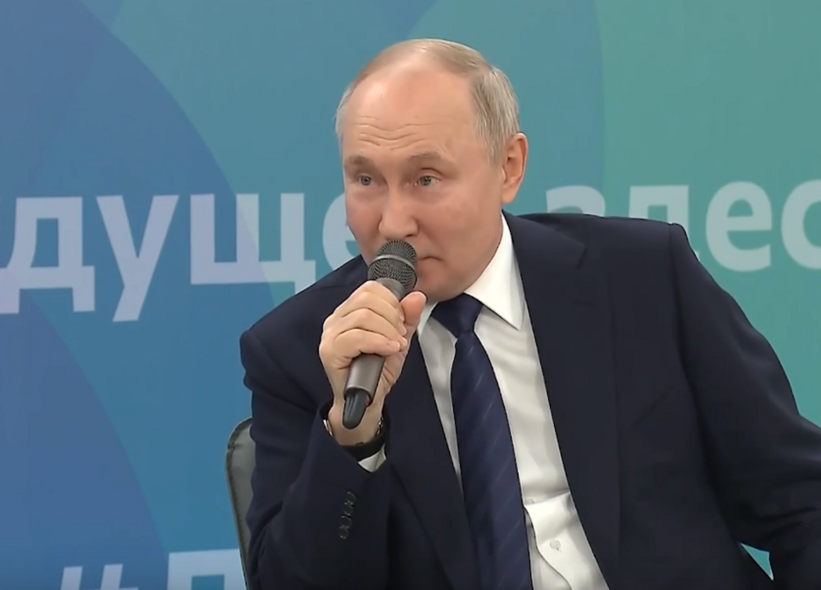 Владимир Путин заявил о решении повысить президентские стипендии до 30 тысяч рублей