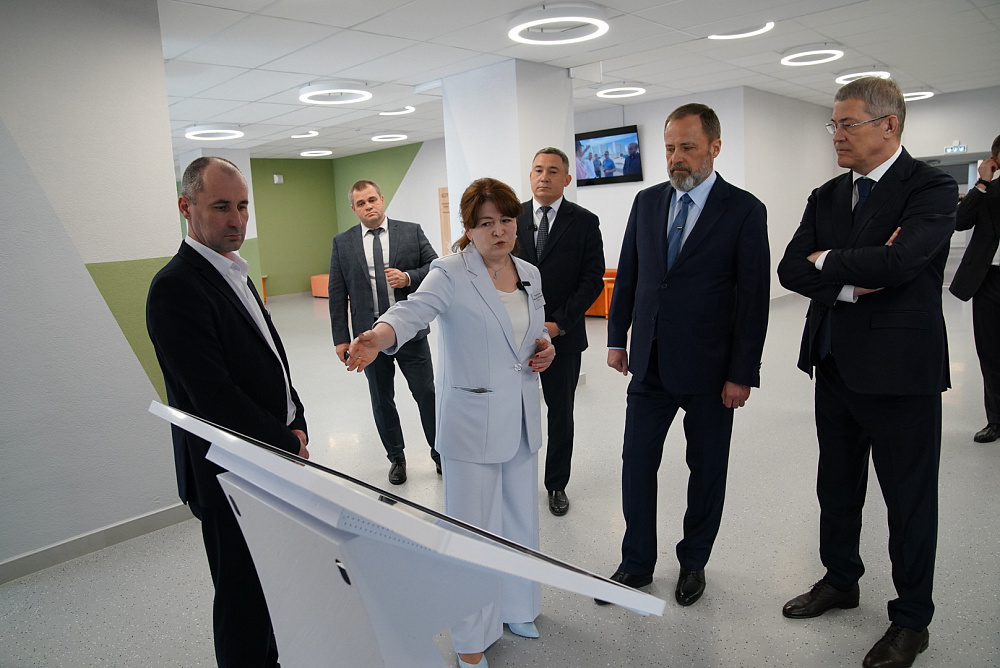 Взгляд сверху на образование: Комаров и Хабиров в крупнейшей школе