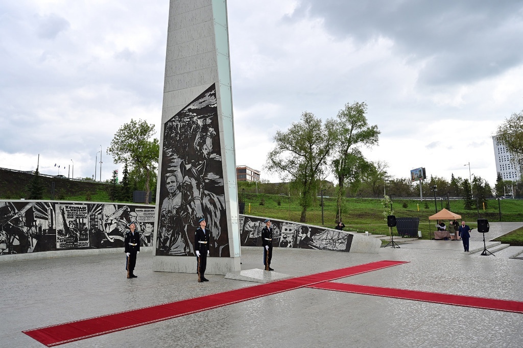 Глава Башкортостана Р.Ф. Хабиров возложил цветы к стеле «Уфа — город трудовой доблести»
