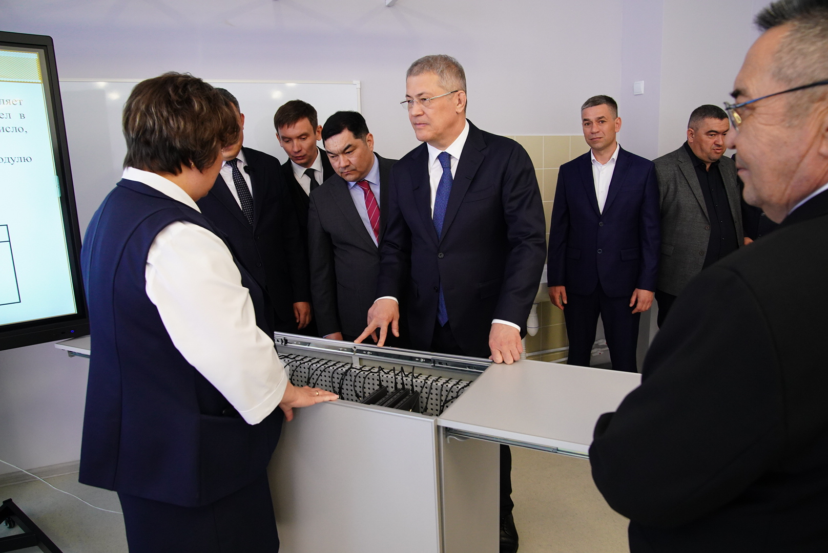 Радий Хабиров посетил новую полилингвальную школу «Хазина» в селе Аскарово