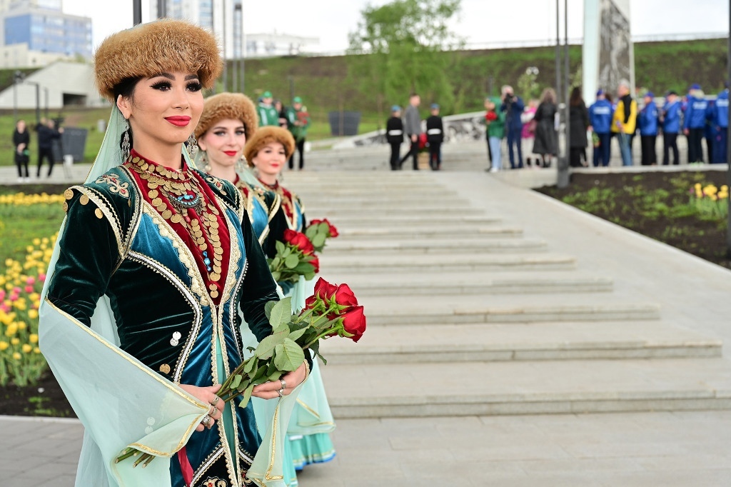 Глава Башкортостана Р.Ф. Хабиров возложил цветы к стеле «Уфа — город трудовой доблести»
