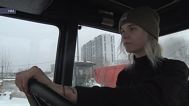 Ратмир Мавлиев поздравил уфимскую трактористку