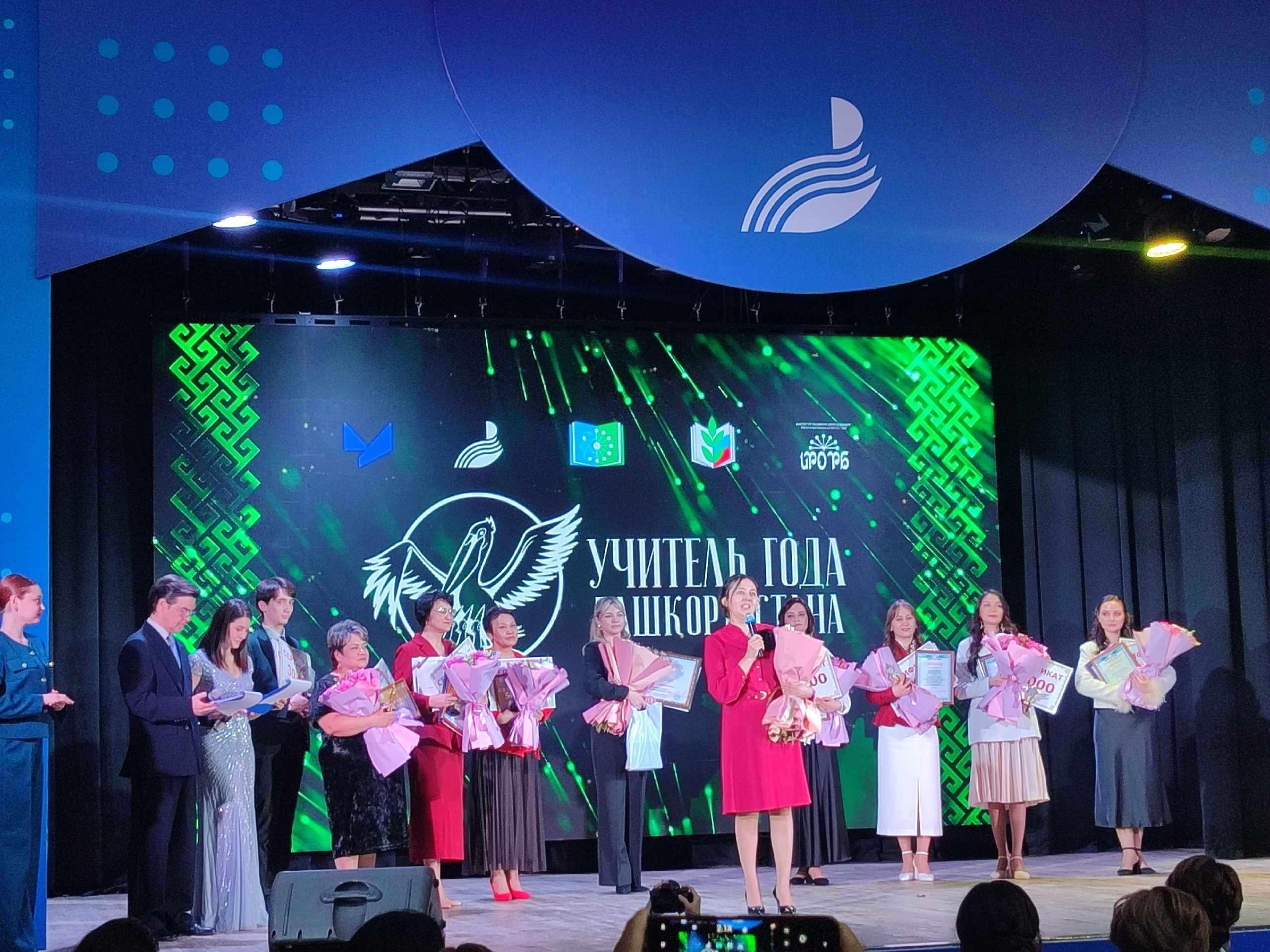 Башҡорт теле  –  нурлы Уралымда   Алтындарға бирмәҫ хазина. (Фәнил Бүләков)