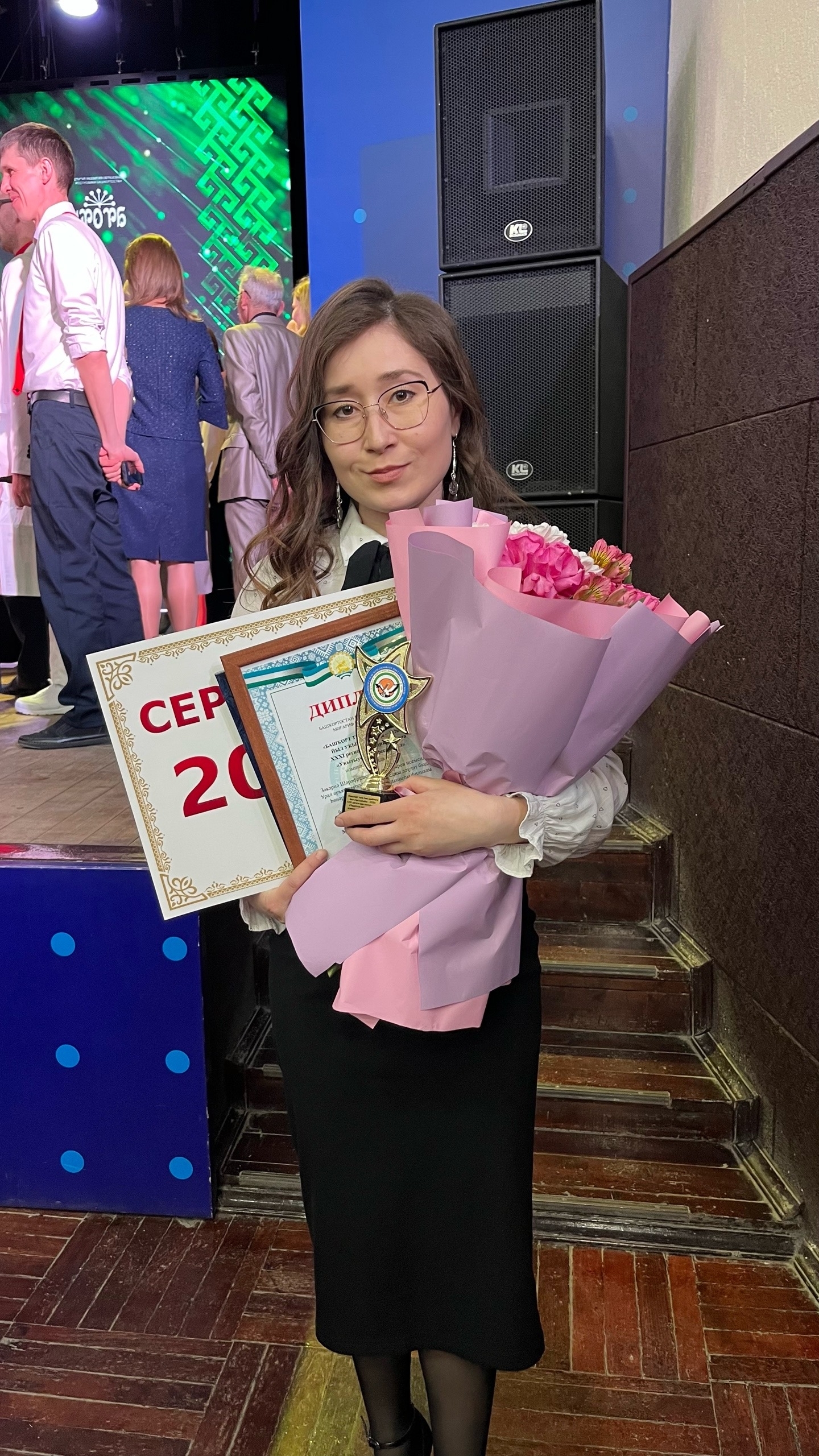 Башҡорт теле  –  нурлы Уралымда   Алтындарға бирмәҫ хазина. (Фәнил Бүләков)