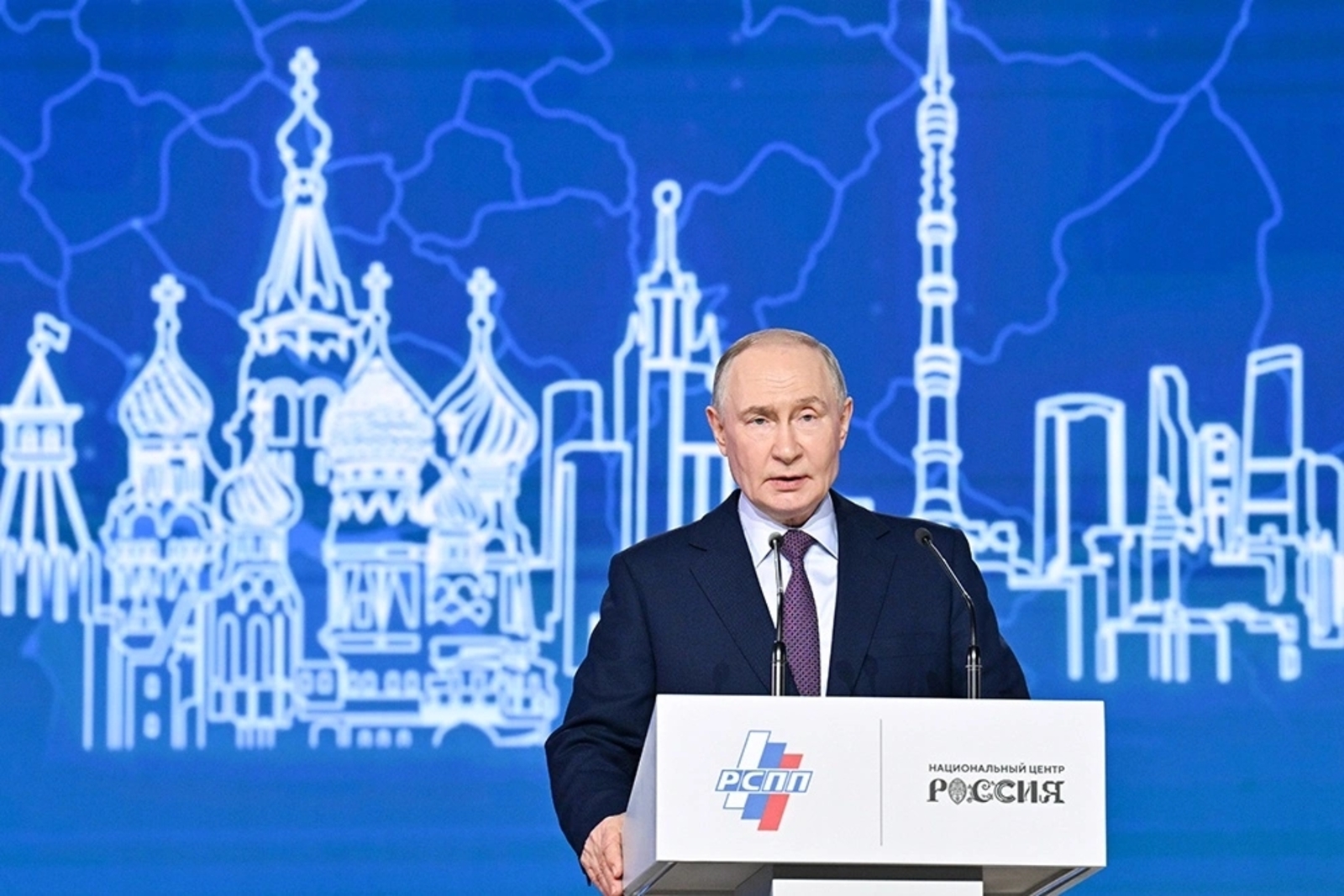 Путин поручил снизить бумажную нагрузку на врачей и учителей