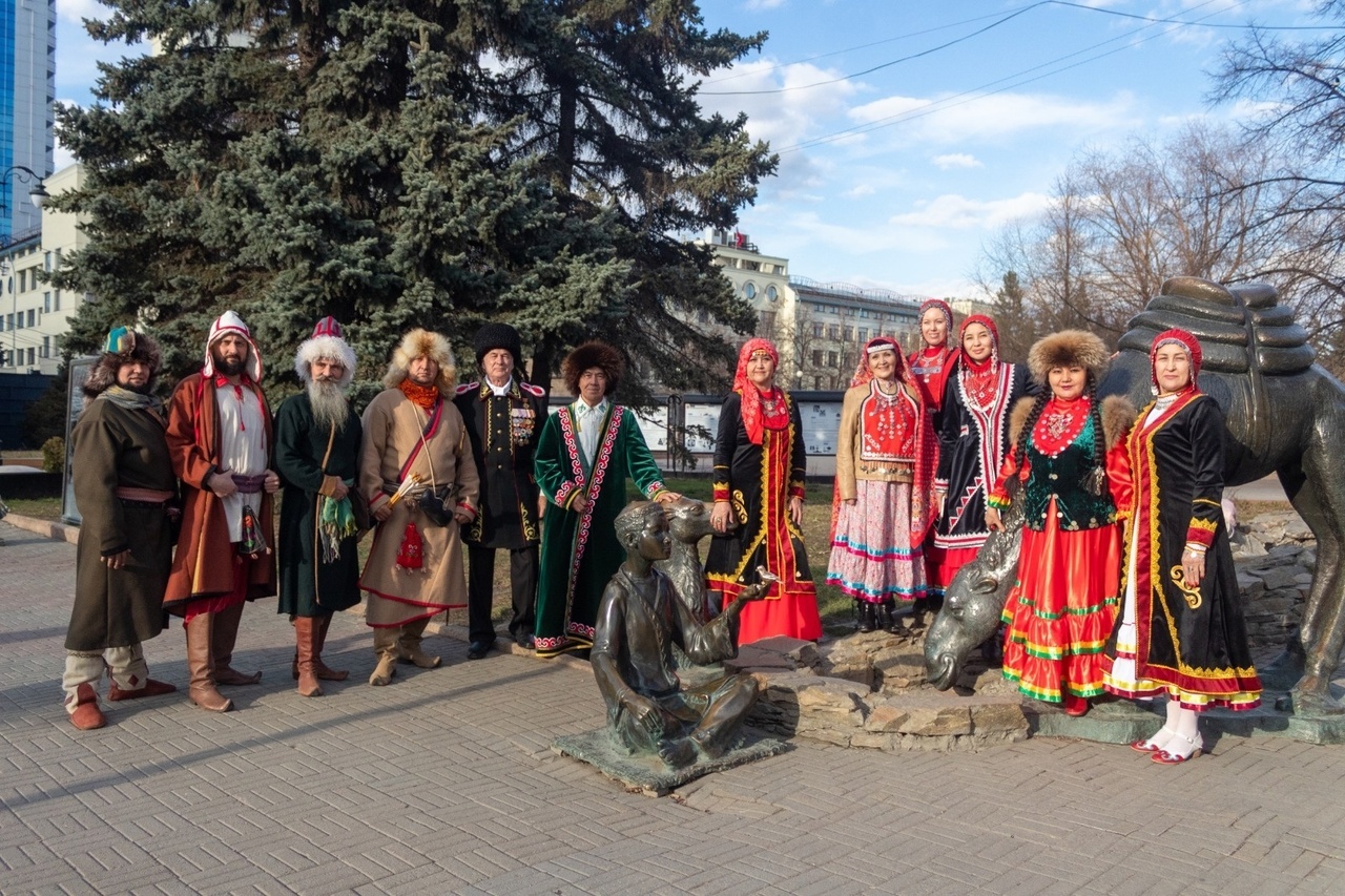 Накануне Дня национального костюма по главной улице Челябинска прошлись казаки, башкирские воины и красавицы