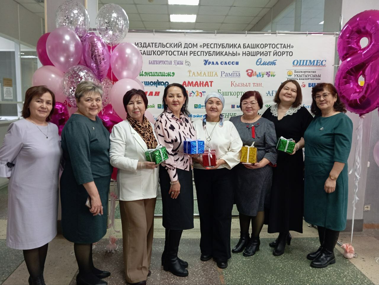 Байрам менән, хөрмәтле гүзәл заттар!