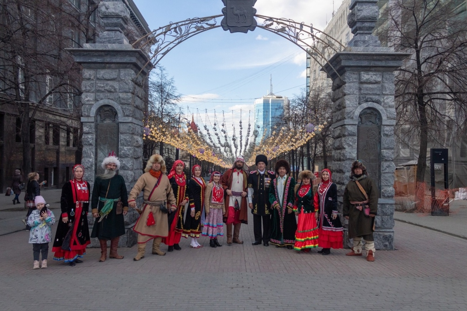 Накануне Дня национального костюма по главной улице Челябинска прошлись казаки, башкирские воины и красавицы