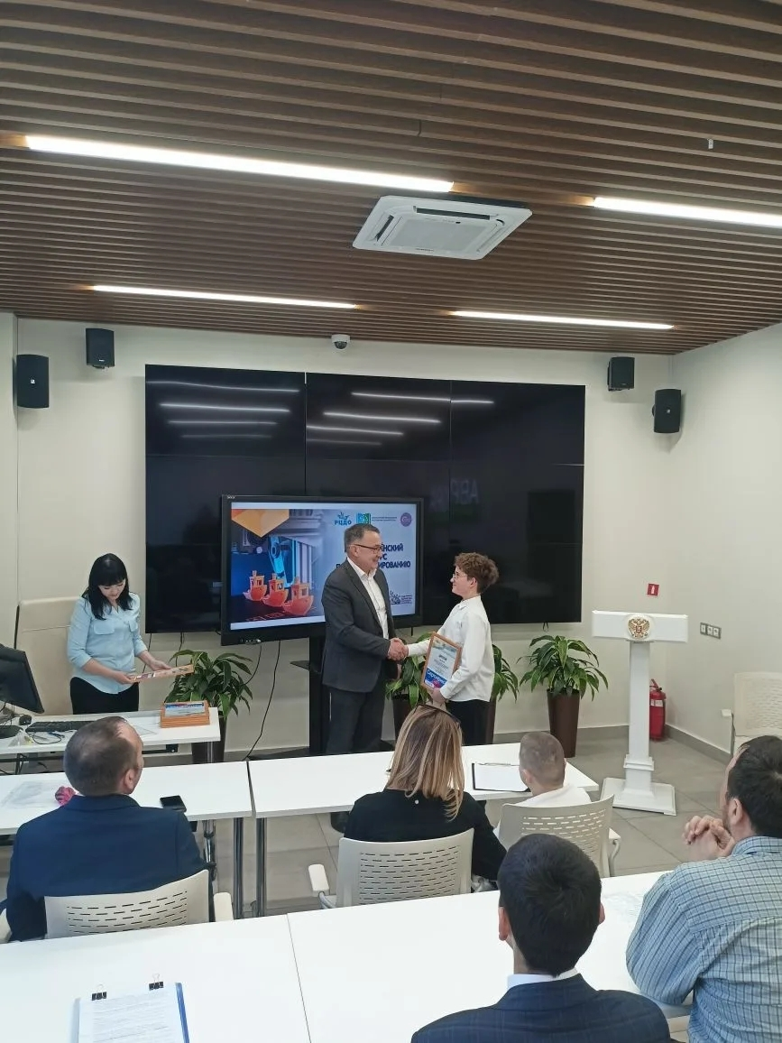 Школьник из Октябрьского создал современную избушку на курьих ножках