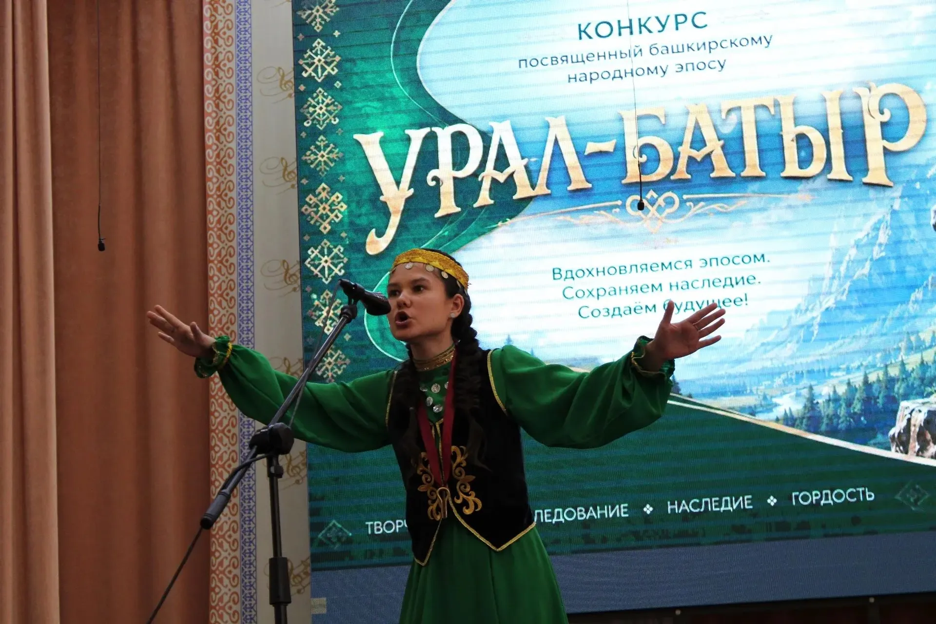 Глава Башкортостана наградил юного исполнителя эпоса «Урал батыр»